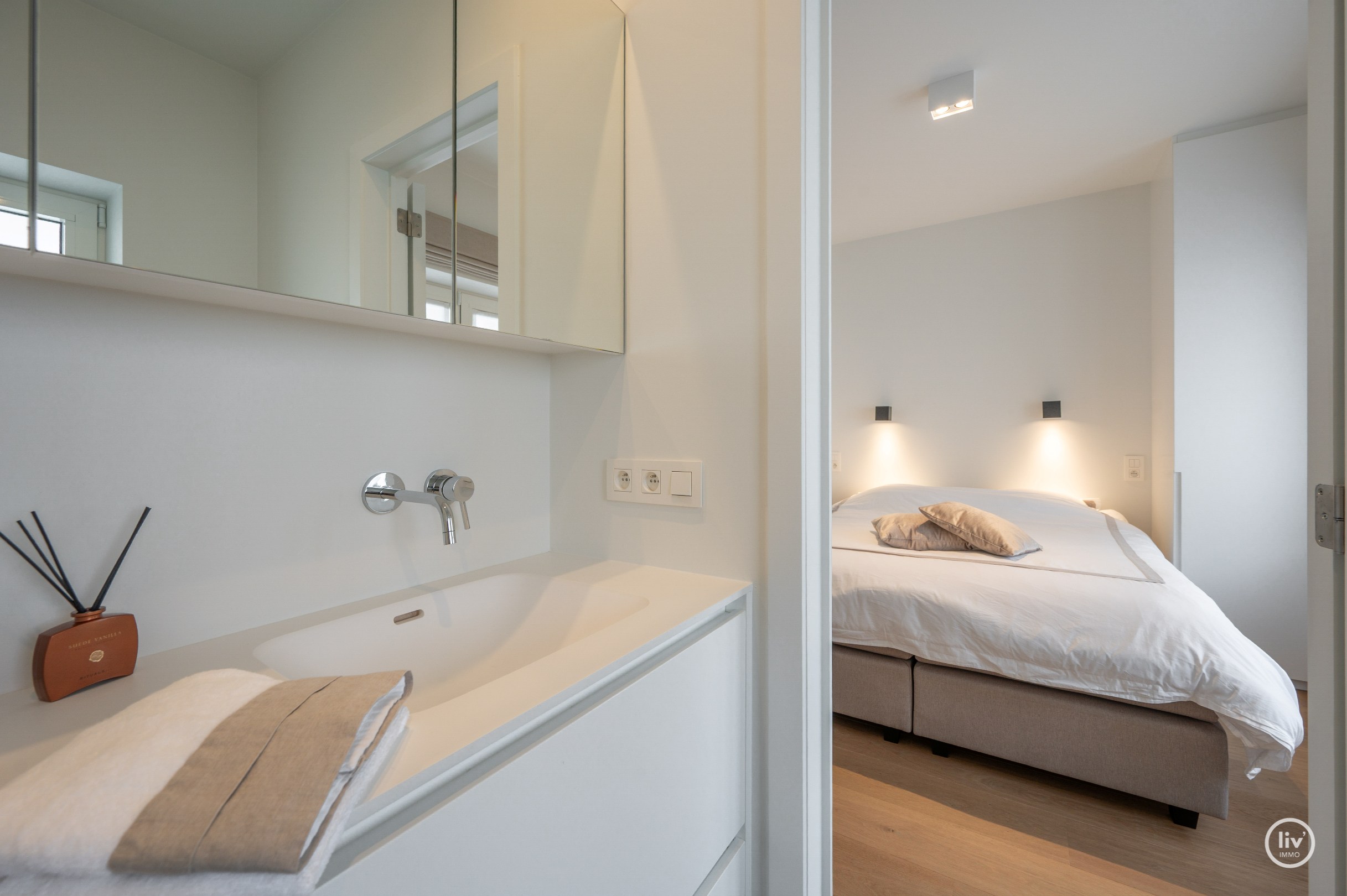 Recent gerenoveerd hoekappartement in een villaresidentie op enkele passen van de zee 