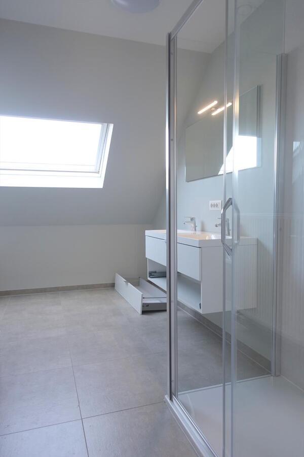 Halfopen nieuwbouwwoning in pastoriestijl 