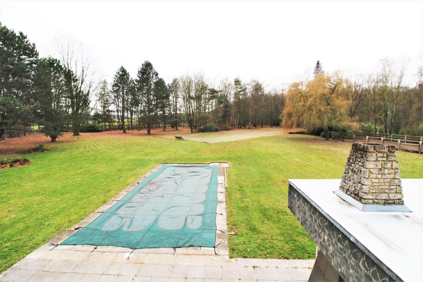 Villa avec infrastructures équestres, piscine, court de tennis, piste de trot et prairie sur environ 2ha65a à Huldenberg (Brabant Flamand) 