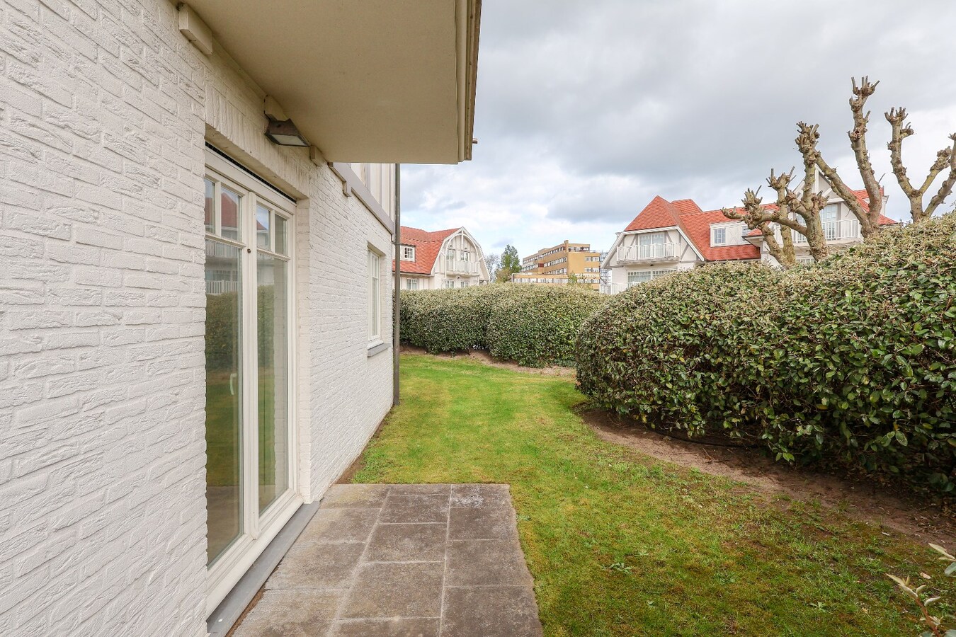 Modern 2slpk-appartement met privé tuin op wandelafstand van het strand 