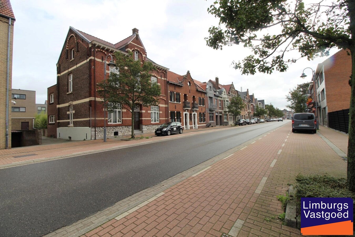 Handels/praktijkruimte, 110m², kelder met drijfkracht, parking 