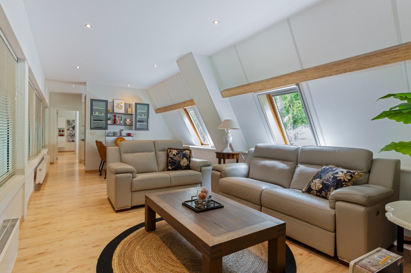 Exclusief eigendom met twee volwaardige, zelfstandige villa-woningen, een conciërgeverblijf en luxueuze paardenfaciliteiten op ruim 2 ha te Brasschaat 