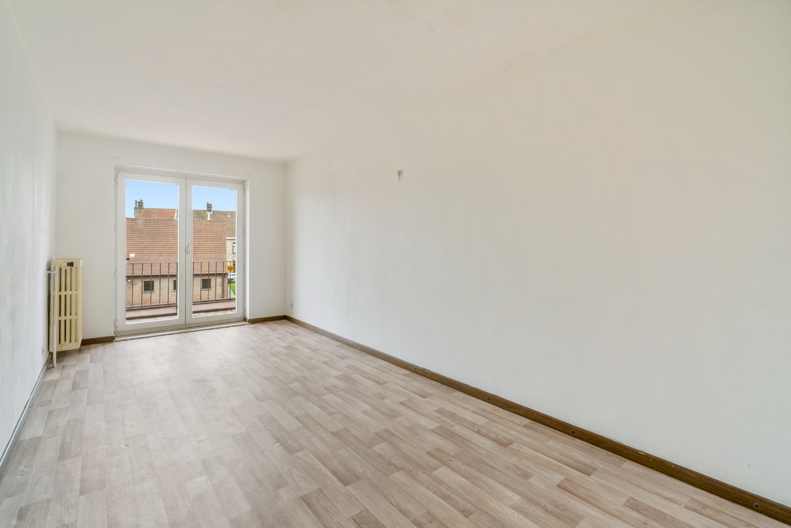 Te renoveren 2 slaapkamer appartement op eerste verdieping 