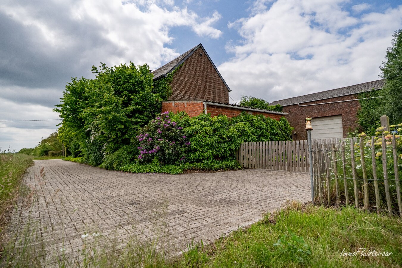 Landelijk gelegen bedrijfswoning met diverse bijgebouwen op ca. 3,5 ha te Bekkevoort (Vlaams-Brabant) 