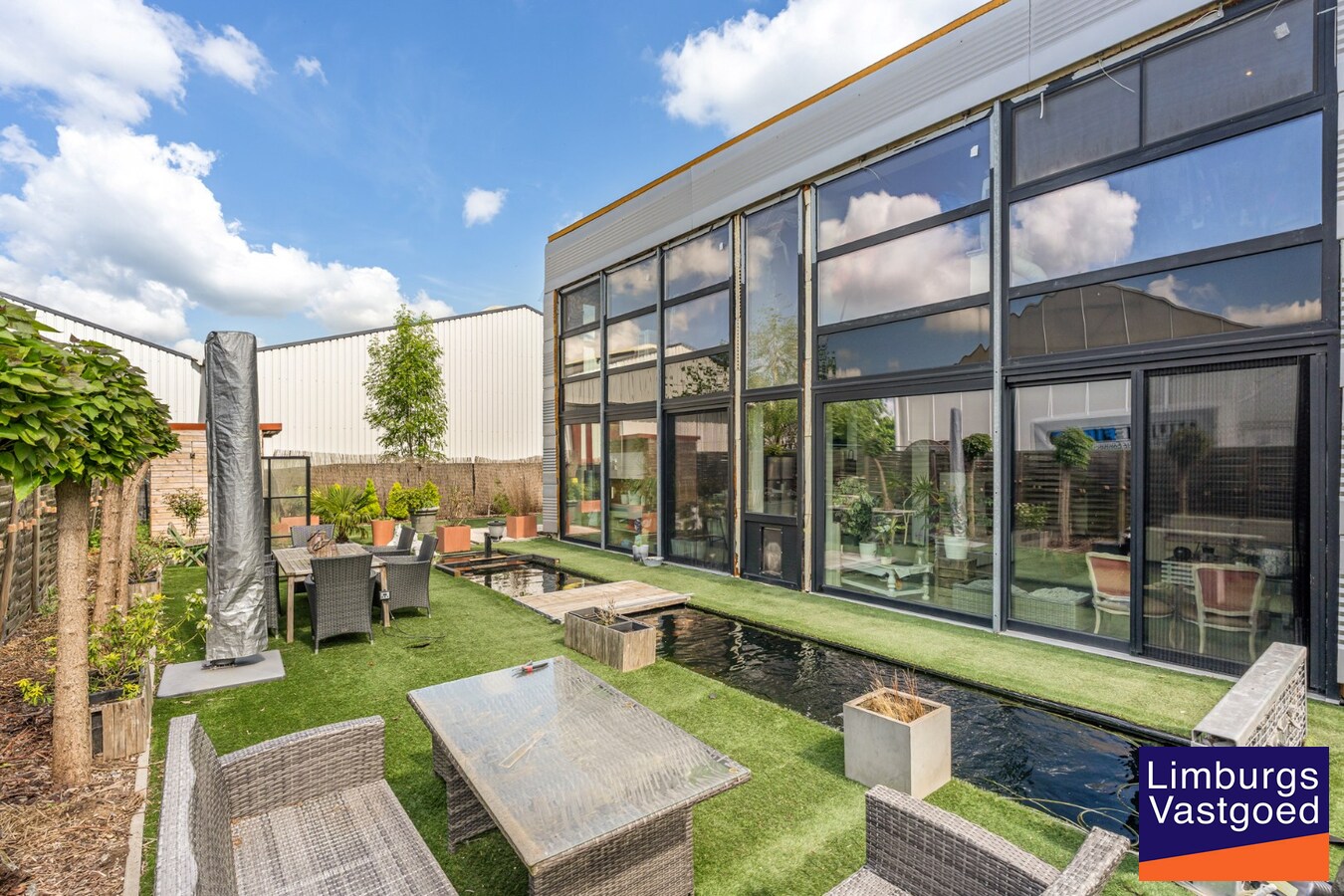 Bedrijfsgebouw met toonzaal, kantoren, magazijn en woonst - groot 700m² 
