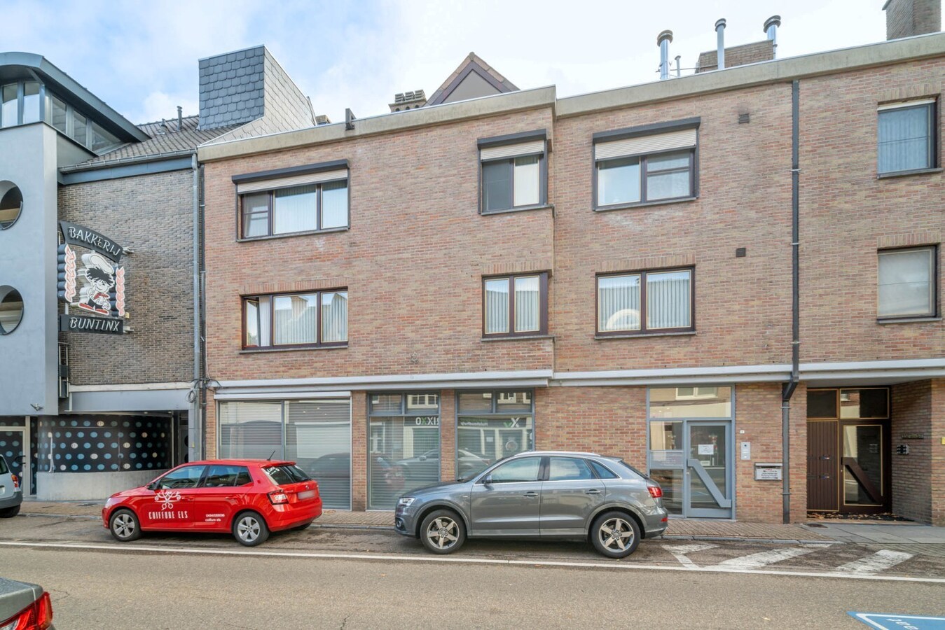 Ruim, zeer energiezuinig kantoor in het centrum van Neeroeteren met diverse mogelijkheden! 