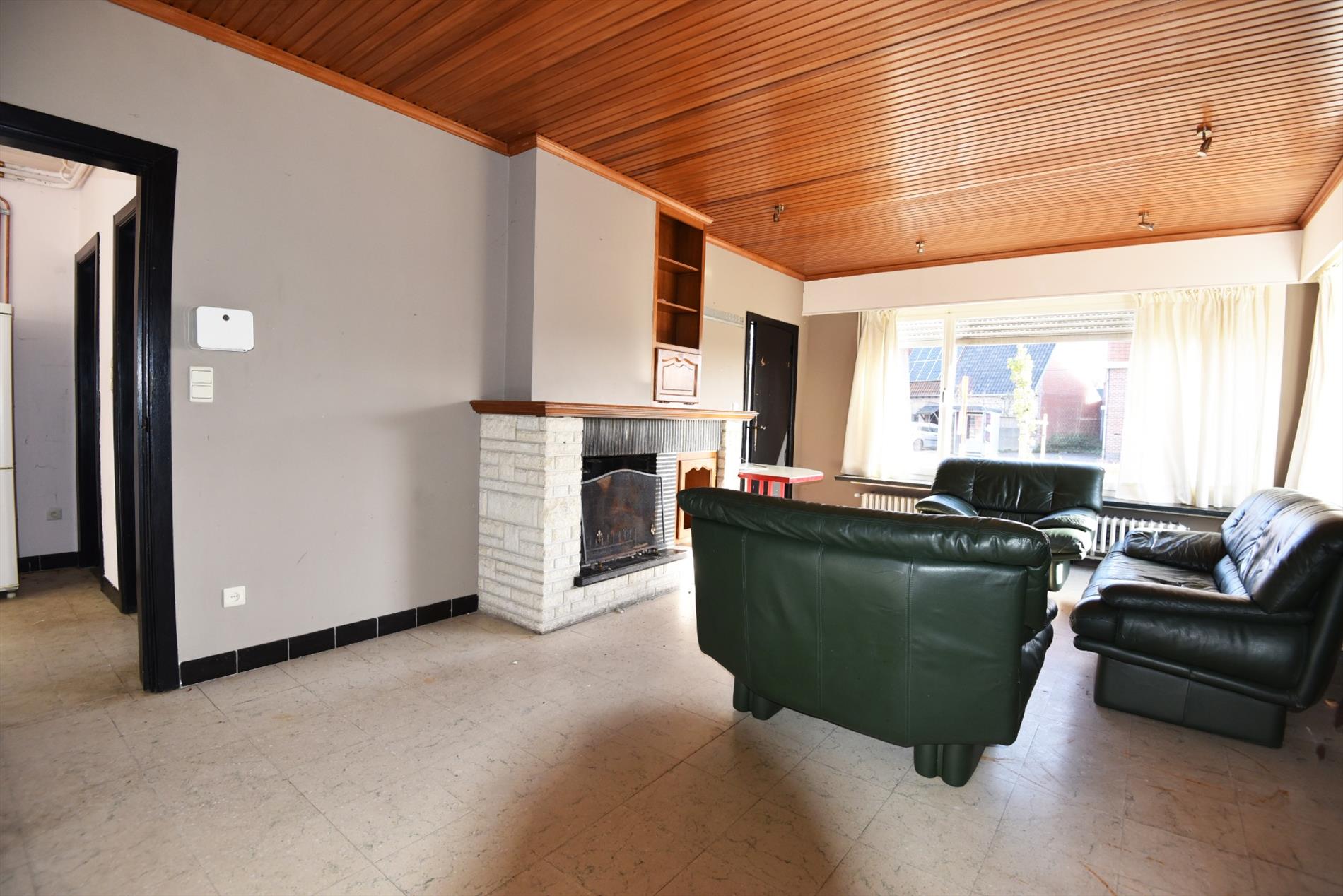 Pand met diverse mogelijke bestemmingen (9 slpks, 2 badkamers,...) goed gelegen te Adegem 