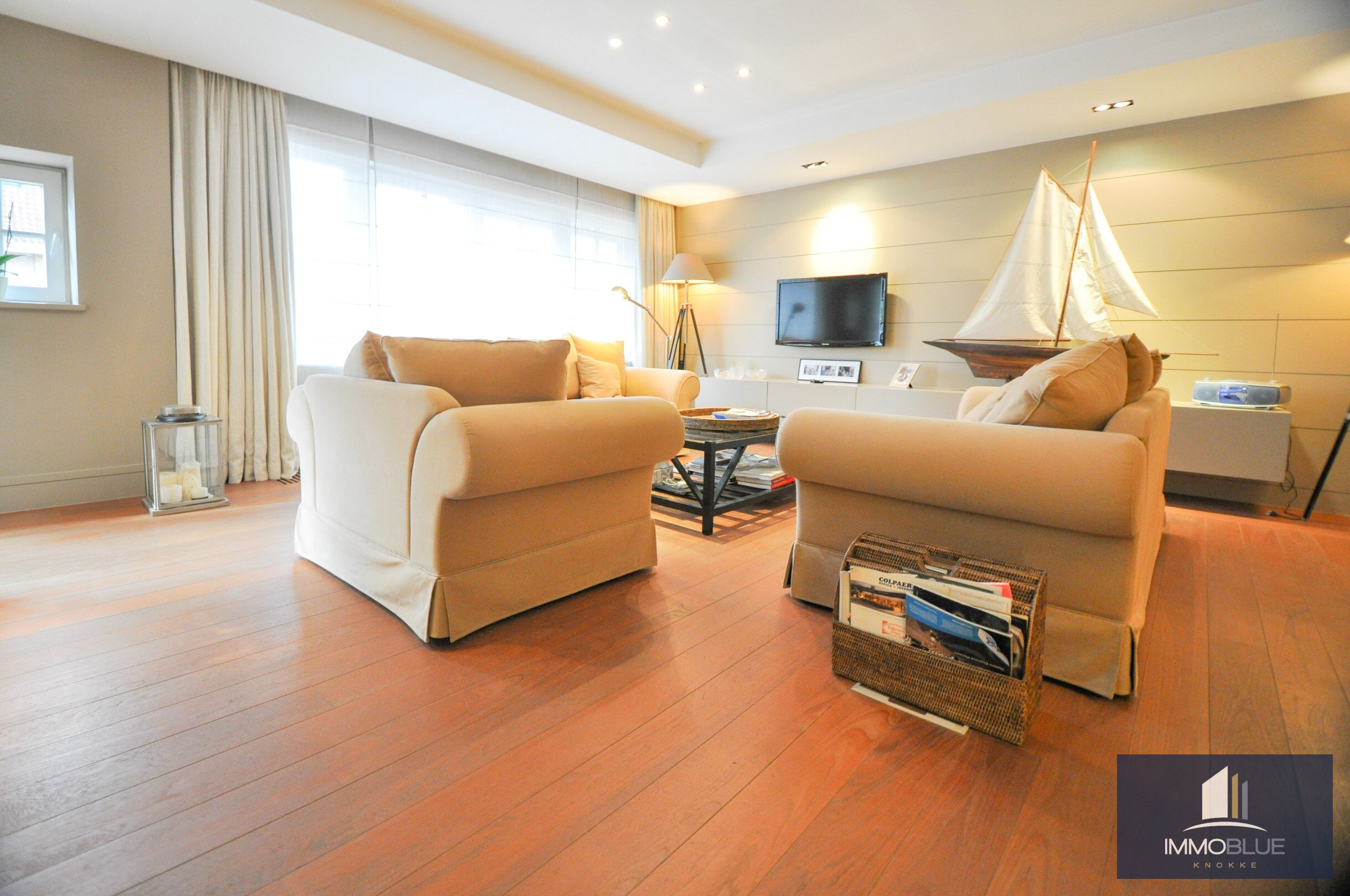 Appartement avec terrasse ensoleillée et garage intégré. 