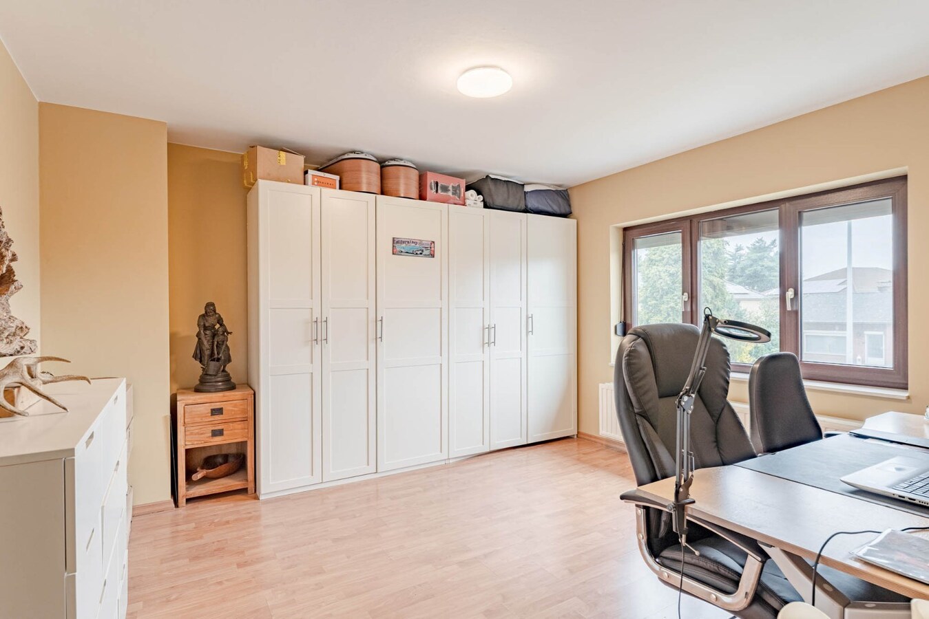 Gerenoveerde, goed onderhouden woning nabij het centrum van Bree mét een grote garage/werkplaats bereikbaar langs de Filterstraat aan de achterzijde van de woning! 