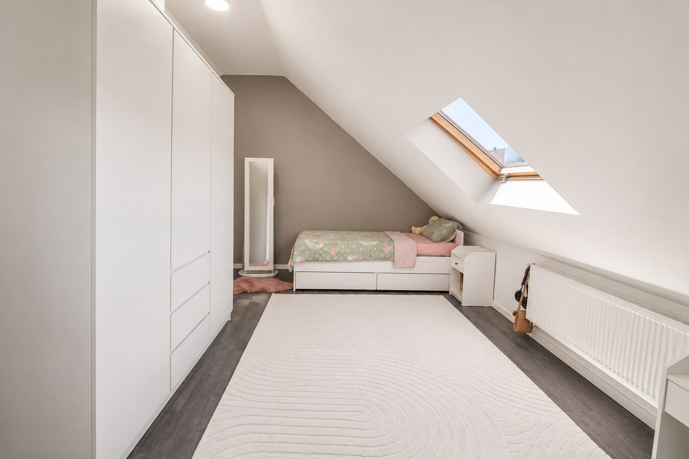 Rustig gelegen en instapklare gezinswoning met 3 slaapkamers, 2 badkamers en diepe tuin in Temse! 