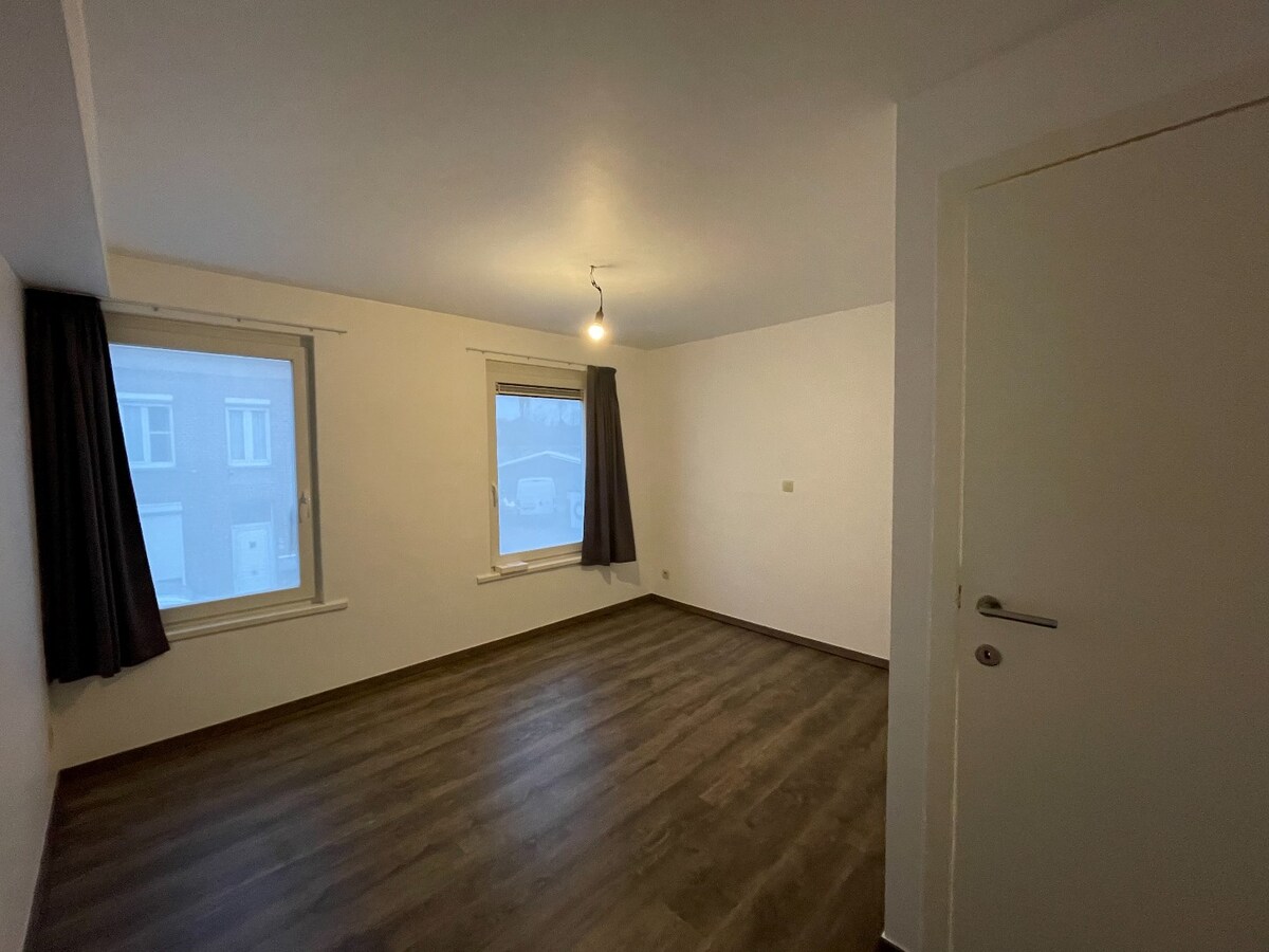 Gerenoveerde rijwoning met 2 ruime slaapkamers en koer te centrum Roeselare (vrij 1/10/2024) 