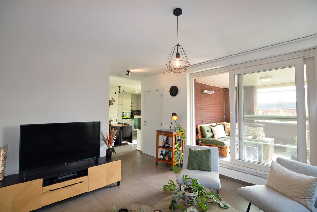 Energiezuinig duplex-appartement met 2 slpk, terras en carport met berging. 
