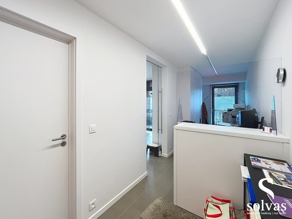 Commercieel kantoor op toplocatie in Aalter met 5 bureau ruimtes 