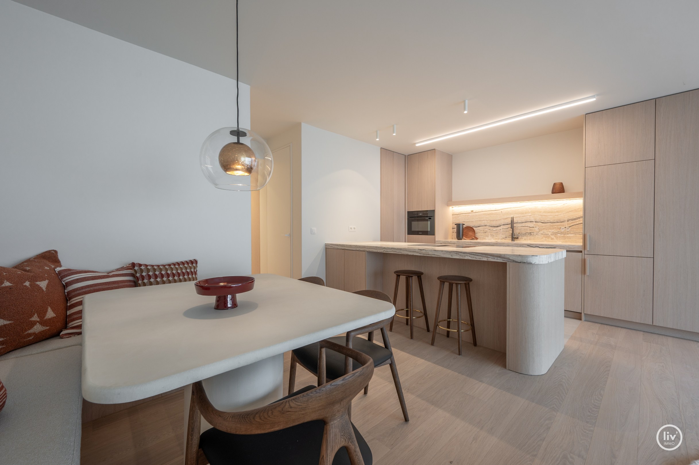 Gerenoveerd 3 slaapkamerappartement centraal gelegen vlakbij de LIppenslaan te Knokke. 