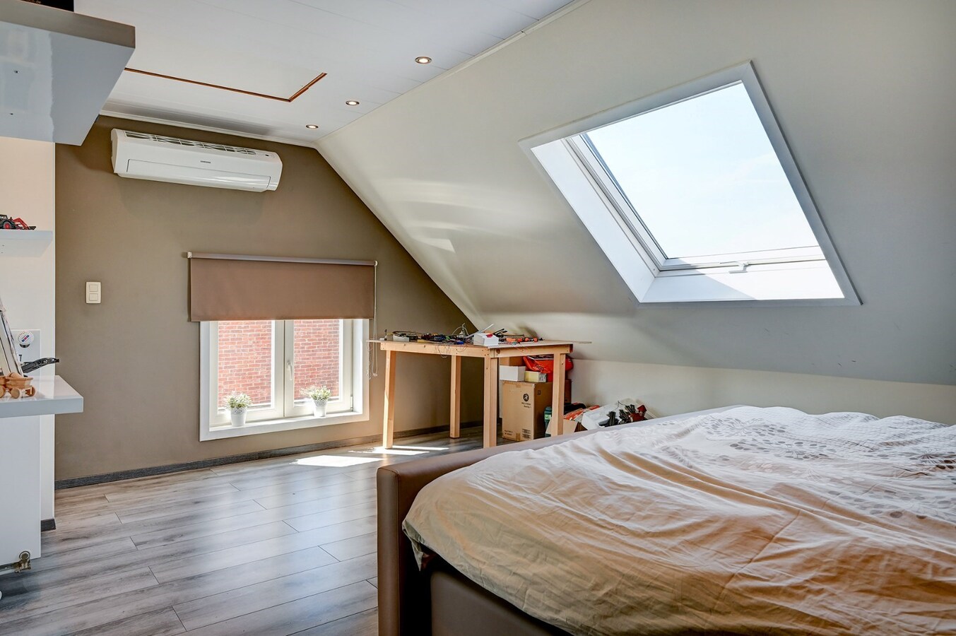 Grondig gerenoveerde woning met tuin, terras en 3 slaapkamers in Nieuwerkerken. 