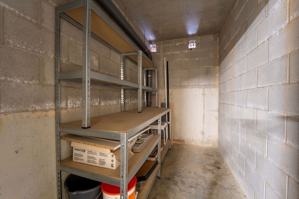 GUNSTIG GELEGEN 2 SLAAPKAMER APPARTEMENT 94 M² MET ONDERGRONDSE AUTOSTANDPLAATS EN KELDERBERGING IN HET CENTRUM VAN ZOLDER 