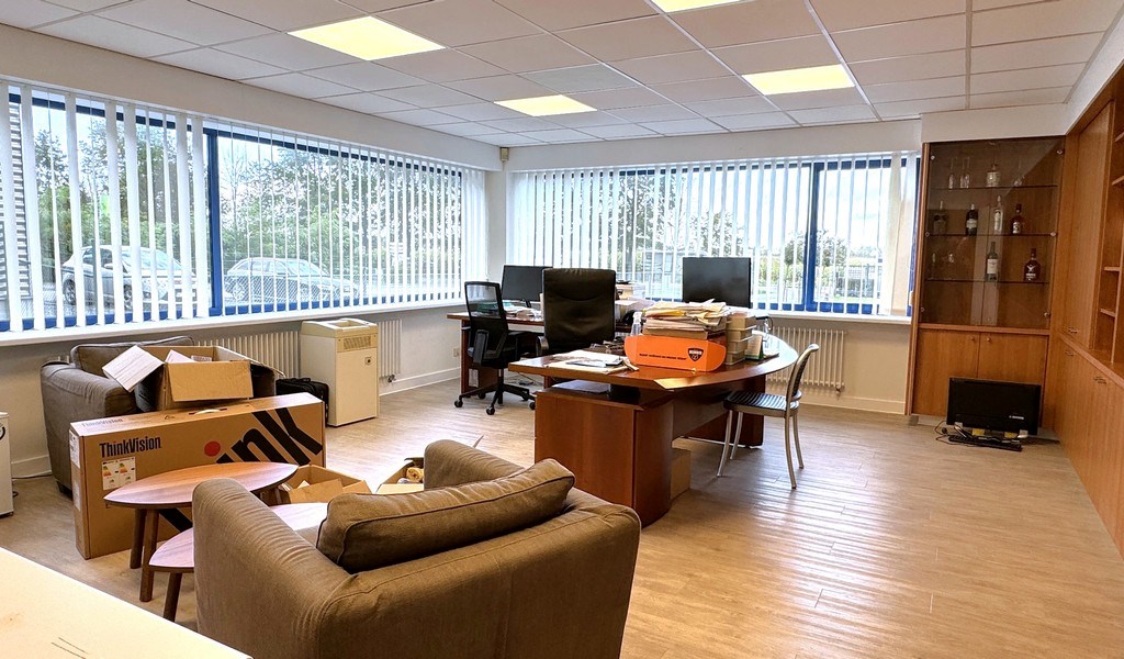 Magazijn met kantoren te huur in Merelbeke-Melle