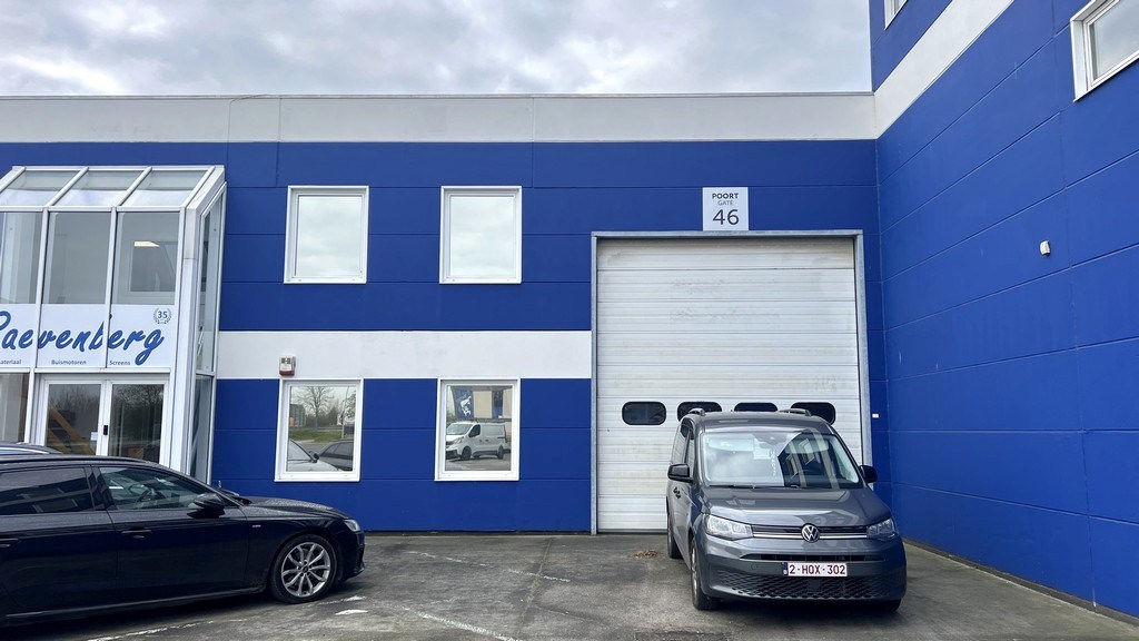 Magazijnen met kantoren te huur in Industriepark Drongen