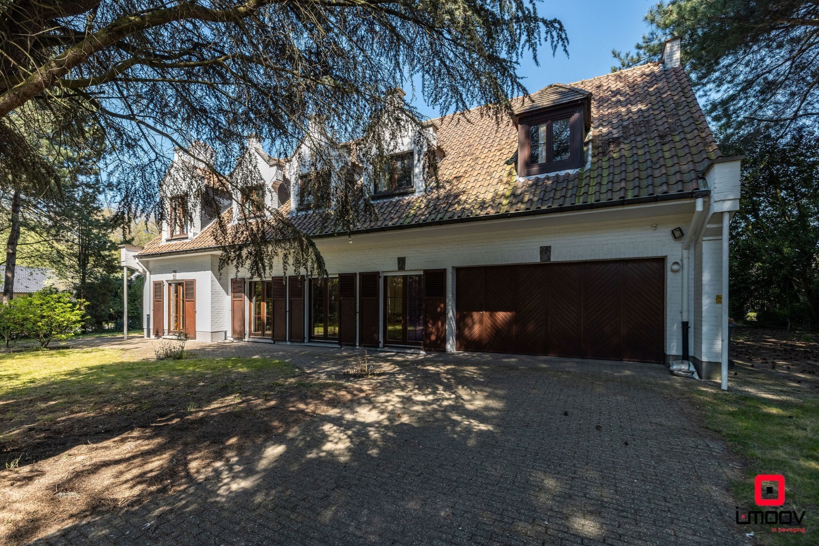 Karaktervolle villa met royale volumes op perceel van 1100m2 nabij de E40 
