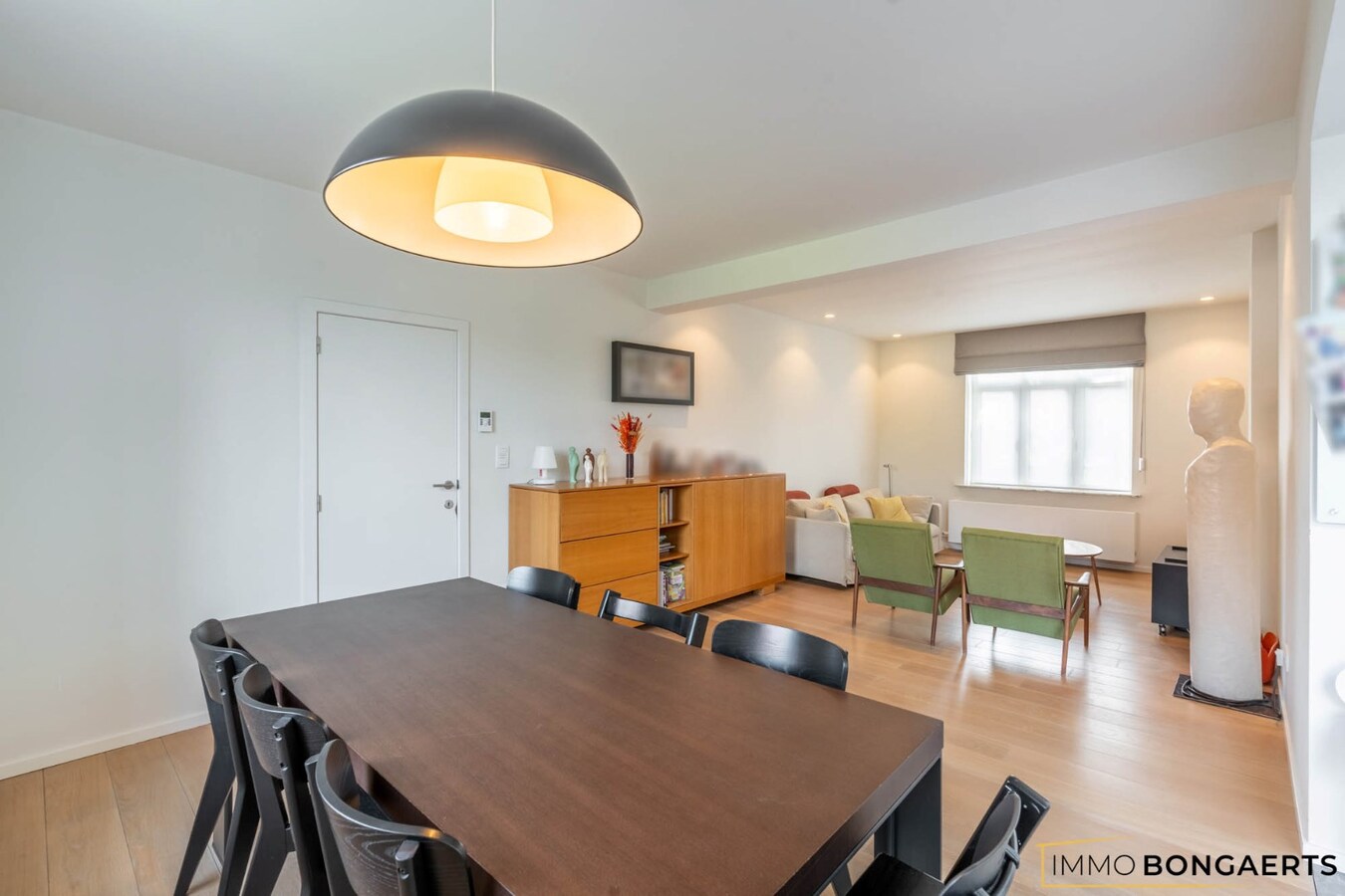 Ruime woning met garage, tuin en drie slaapkamers 