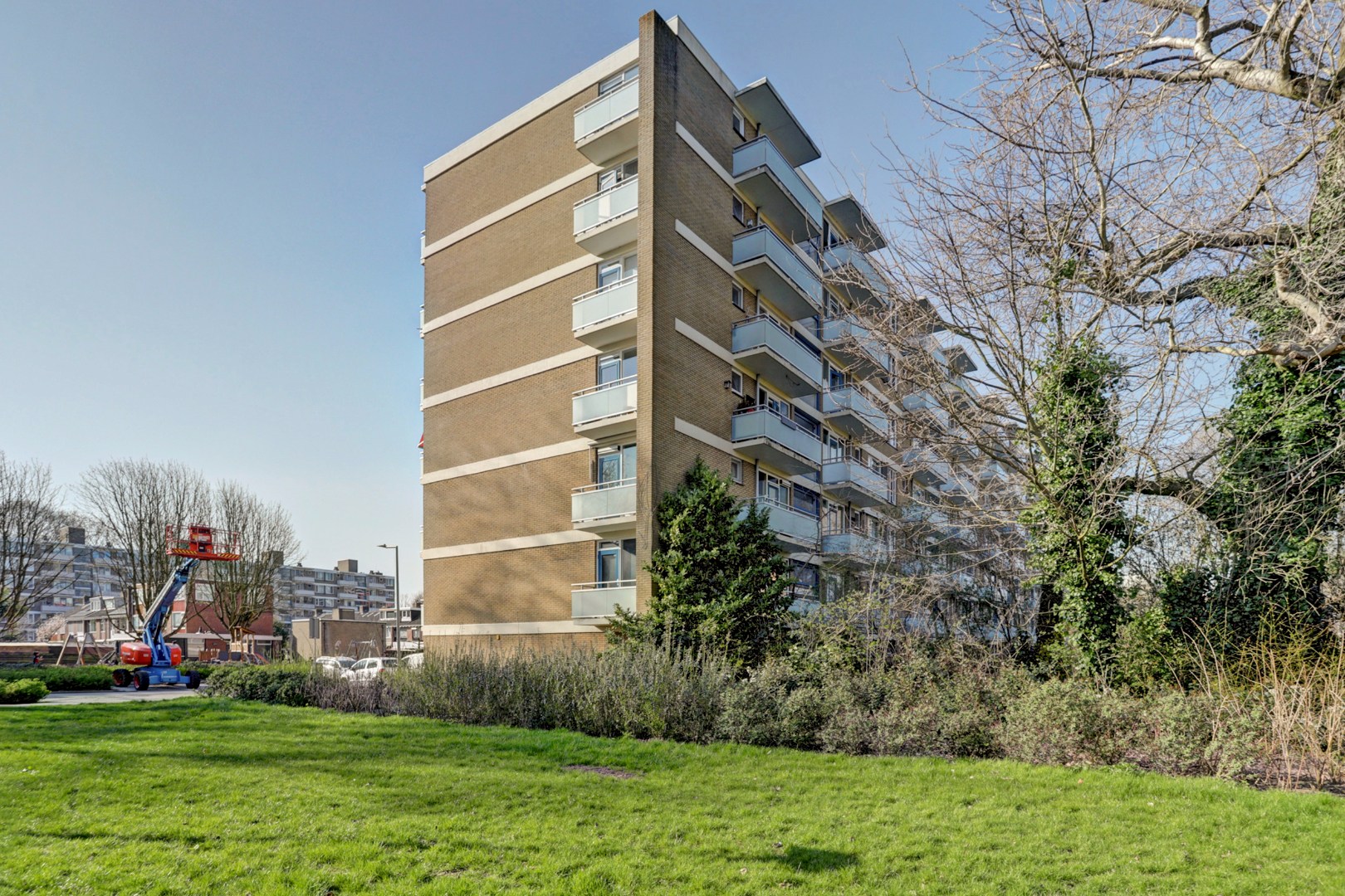 Dit 3 (voorheen 4) kamer appartement is helemaal naar eigen smaak te realiseren met 2 slaapkamers (3e slaapkamer is gemakkelijk te realiseren), 3 balkons, berging in de onderbouw en gelegen op eigen g 