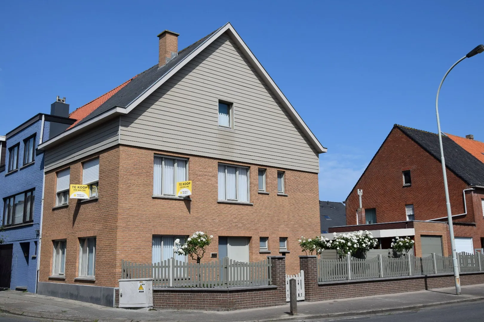 Ruime hoekwoning met garage en 4 slaapkamers in Bredene Dorp