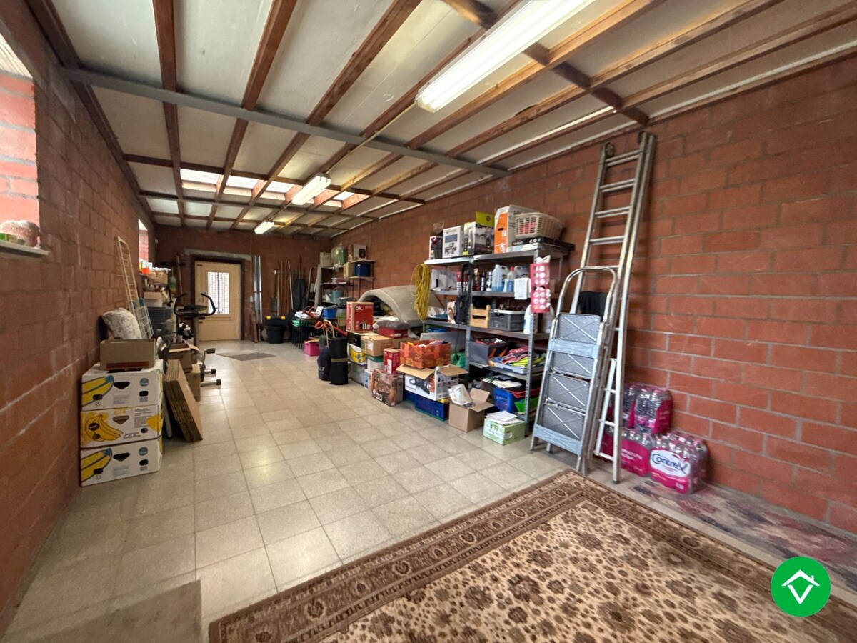 Alleenstaande woning met 5 slaapkamers, tuin en garage/loods te Roeselare 