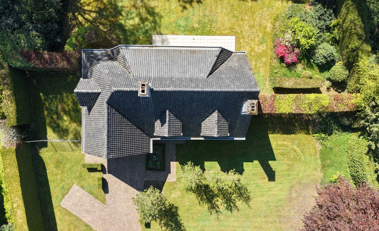 Klassieke villa op een perceel van 3.890 m² met een straatbreedte van 40 meter en Zuid-Oriëntatie te Schilde 