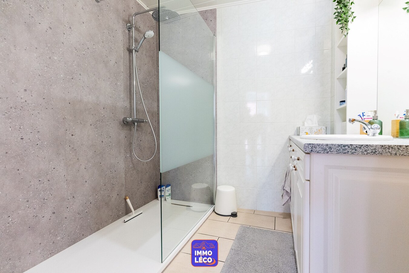 Appartement "Triplex" avec 3 garages, dans le centre du village de Luingne ! 