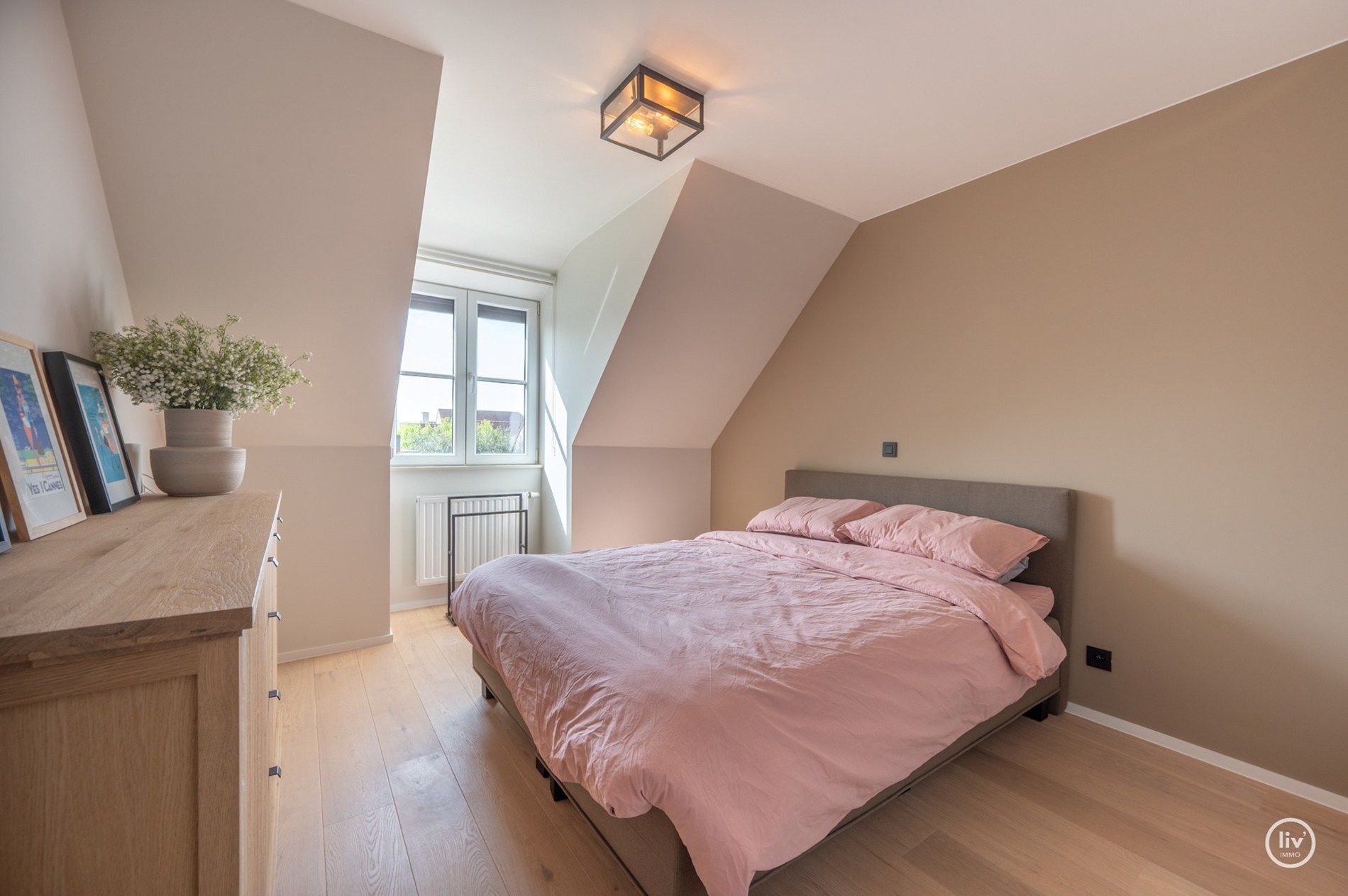 Prachtige halfopen woning met 5 slaapkamers en mooie tuin gelegen in Knokke. 