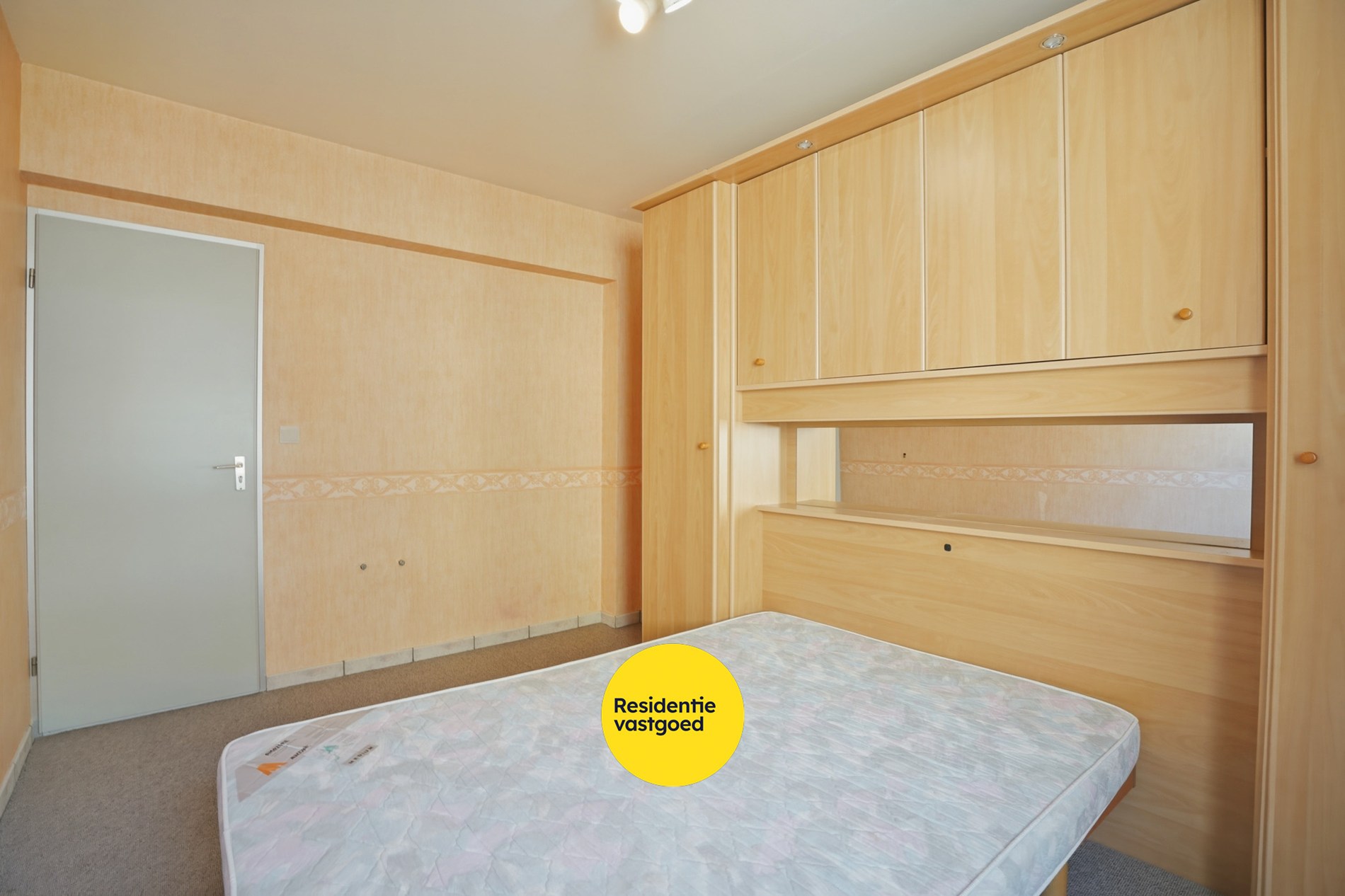 Op te frissen 2-slaapkamerappartement (73m²) te Koksijde Sint-Idesbald. 