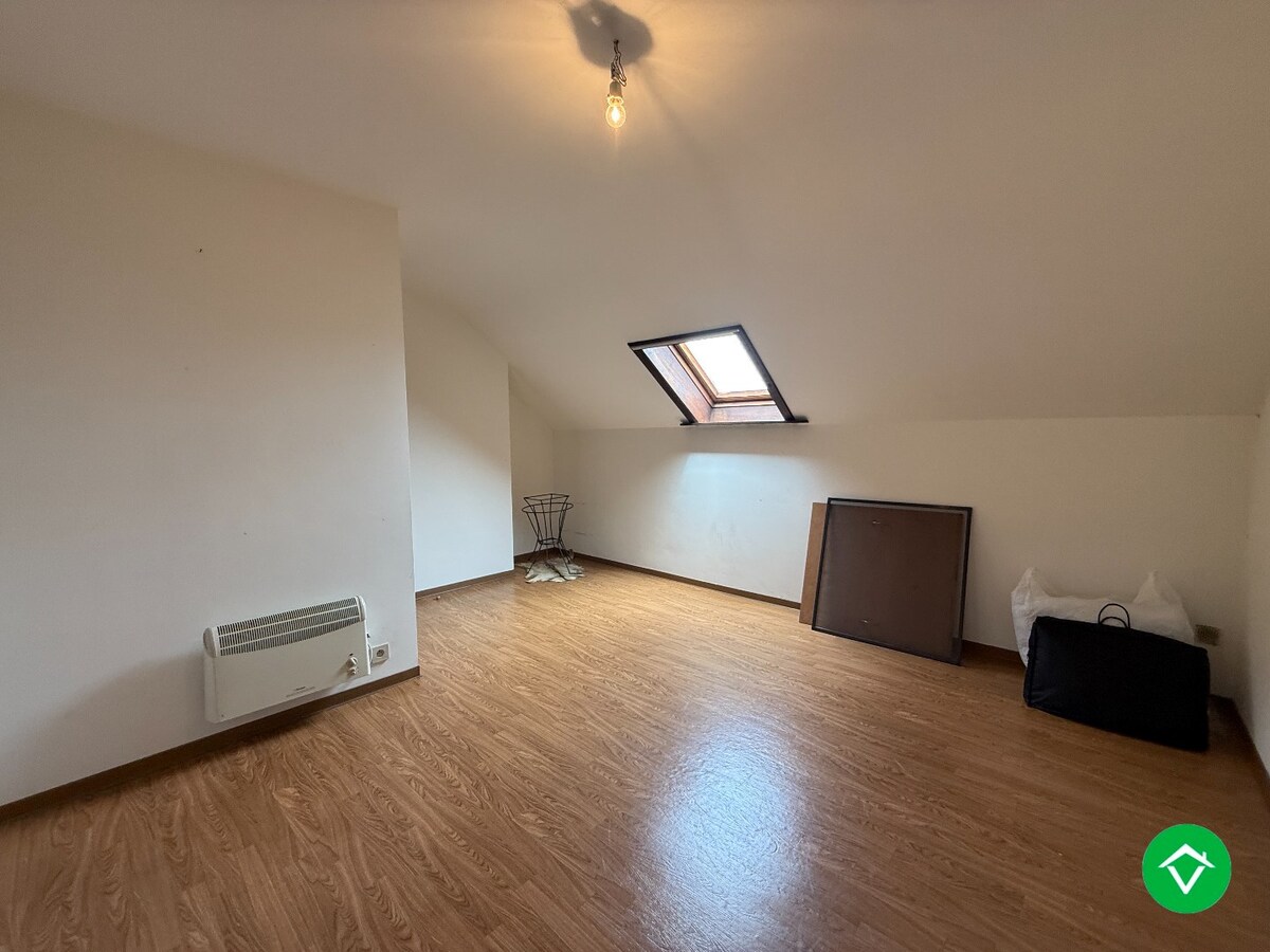 Alleenstaande woning met 5 slaapkamers, tuin en garage/loods te Roeselare 