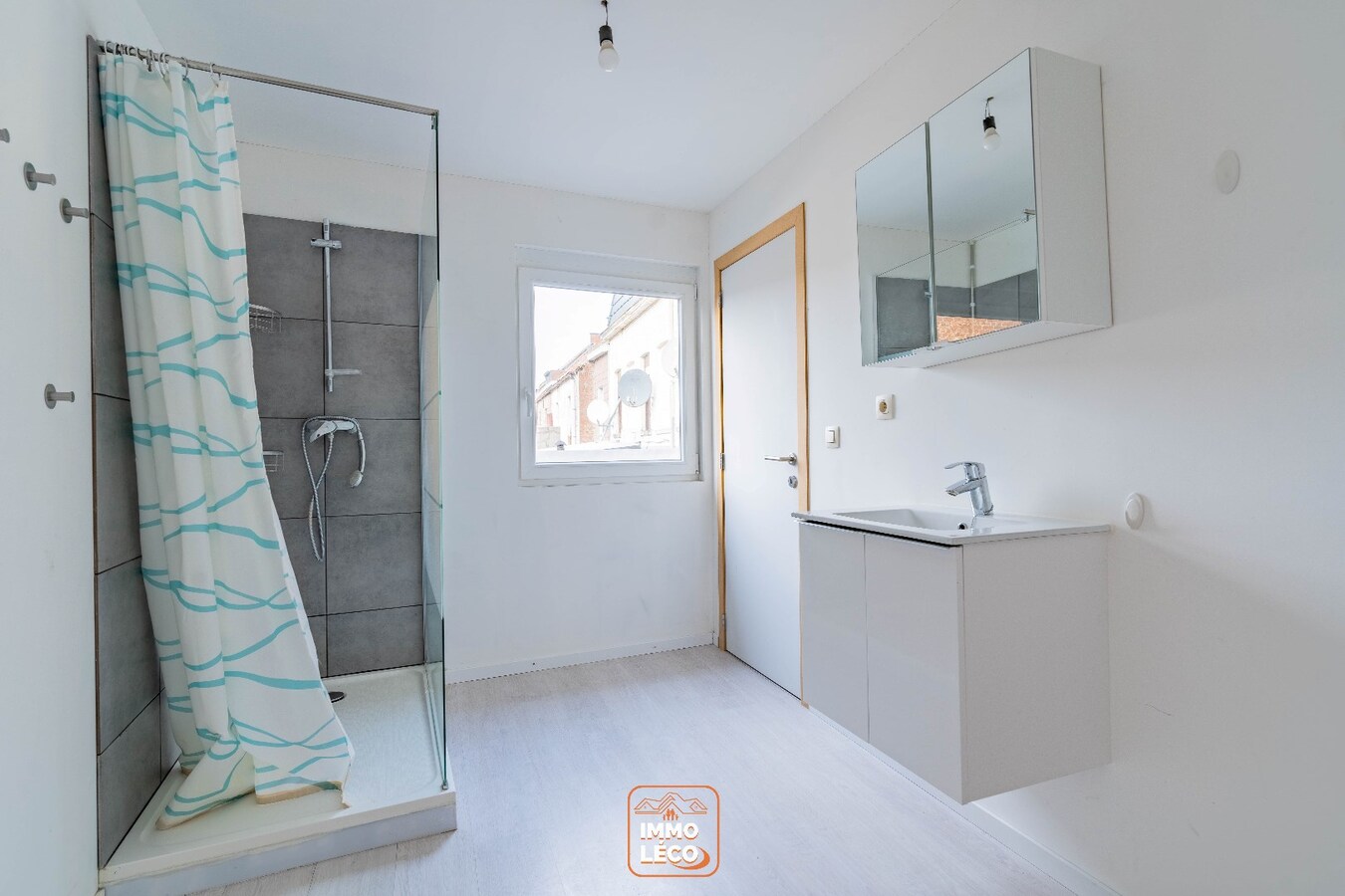 Maison rénovée 2 chambres et grande terrasse/cour, en plein centre de Dottignies ! 