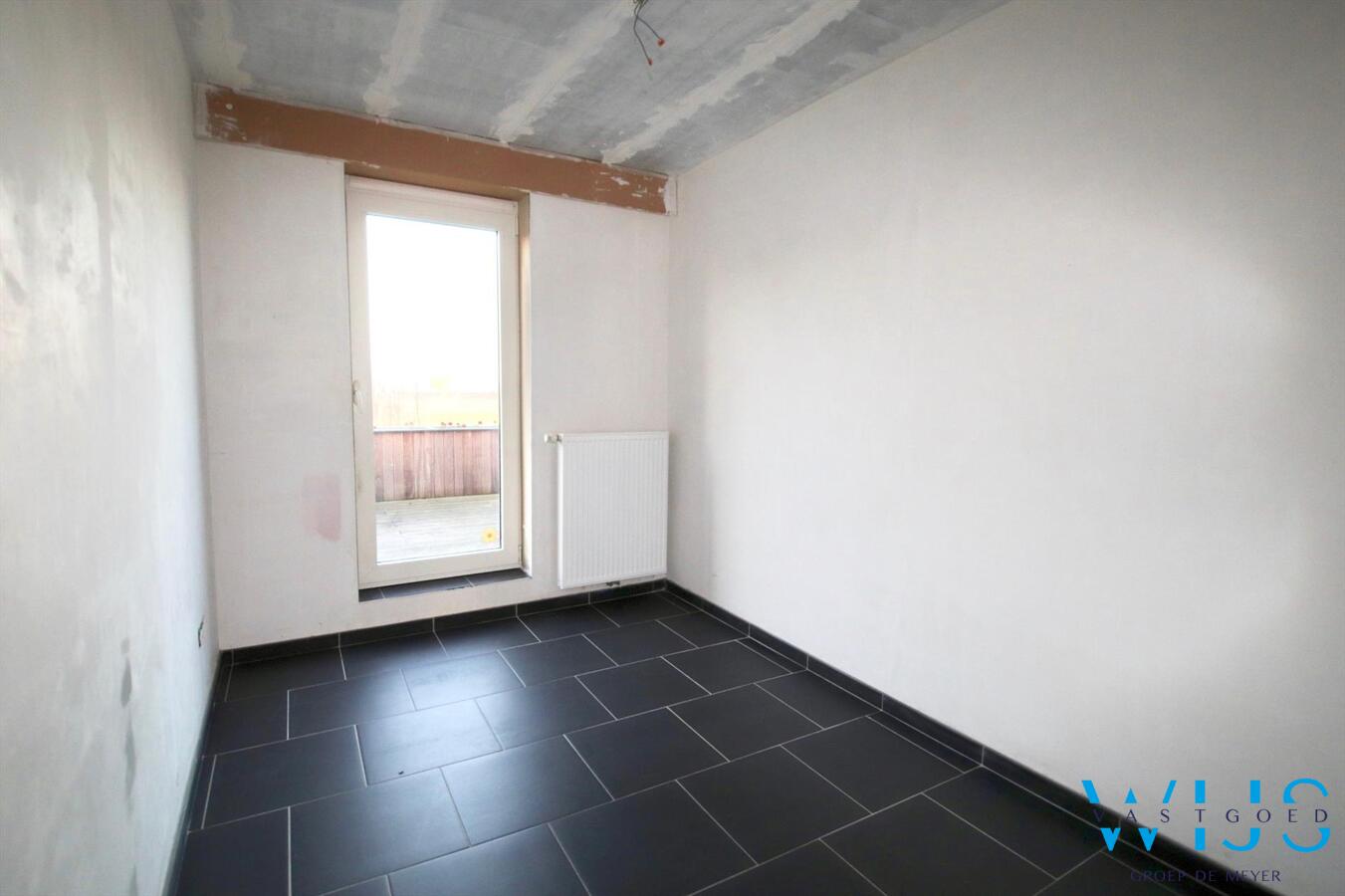 Recent tweeslaapkamer appartement met zonneterras &amp; garage te BASSEVELDE! 