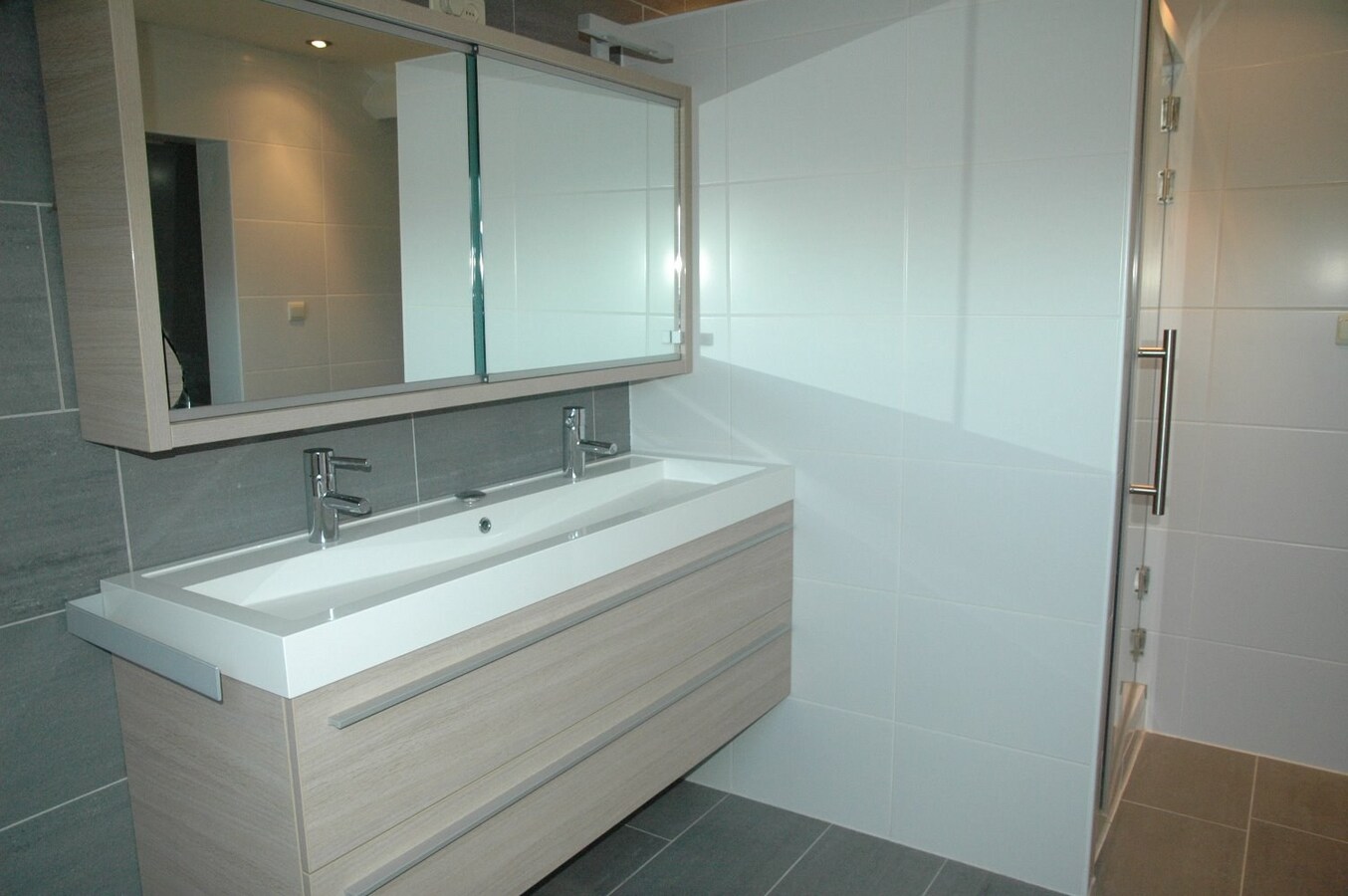 Degelijke gezinswoning met achterliggende loods/garage. 