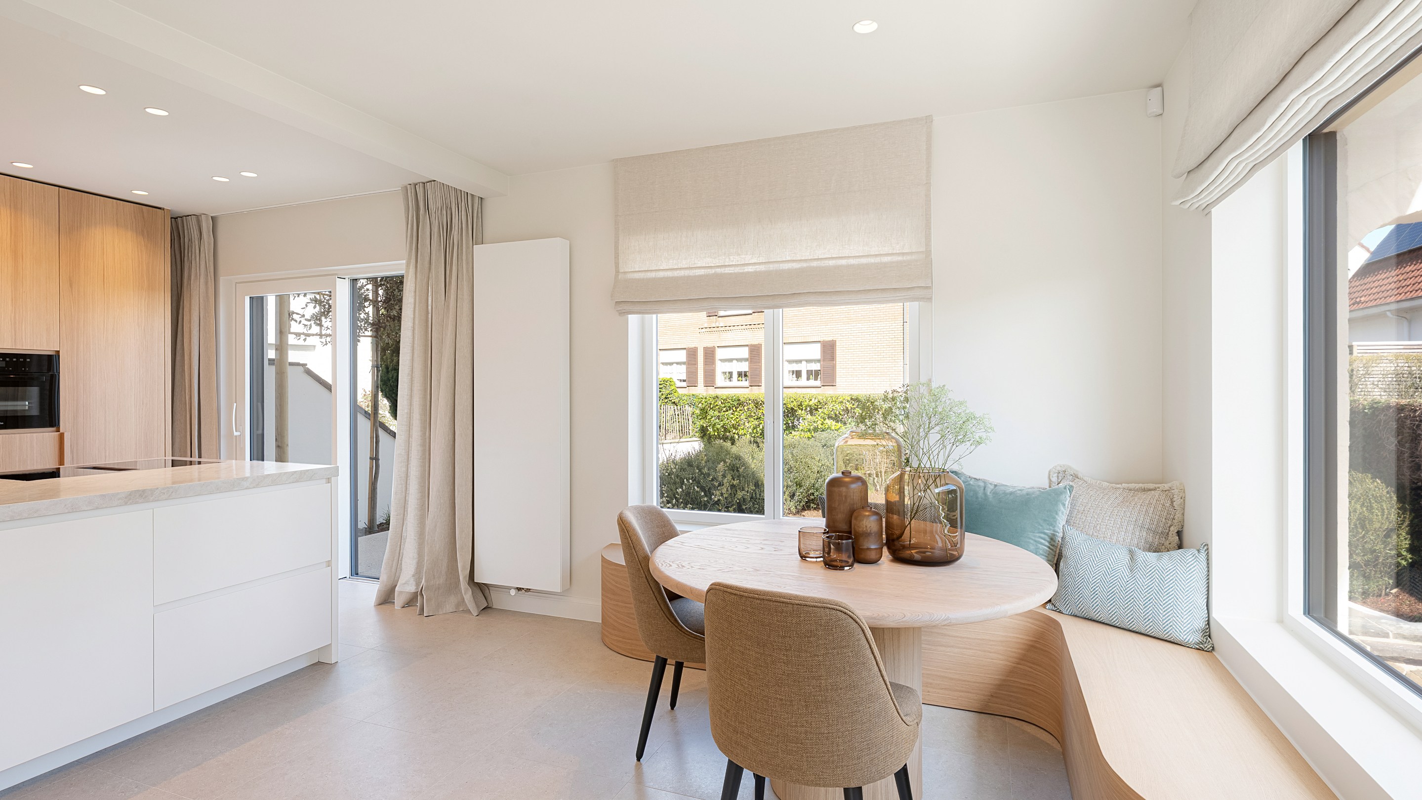 Op een uitmuntende locatie in Duinbergen, op wandelafstand van het strand en de duinen, bevindt zich deze prachtig en hoogwaardig gerenoveerde koppelvilla. 