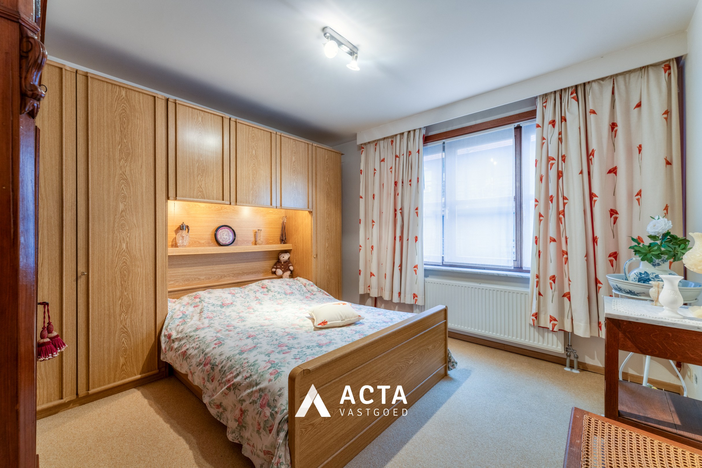 Ruim hoekappartement met twee slaapkamers in Mariakerke 