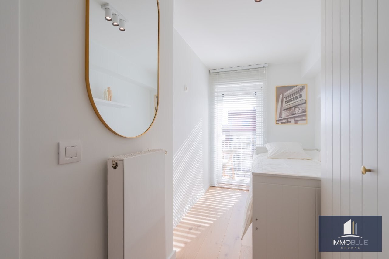 Volledig gerenoveerd, lichtrijk appartement gelegen in een kleine residentie. 