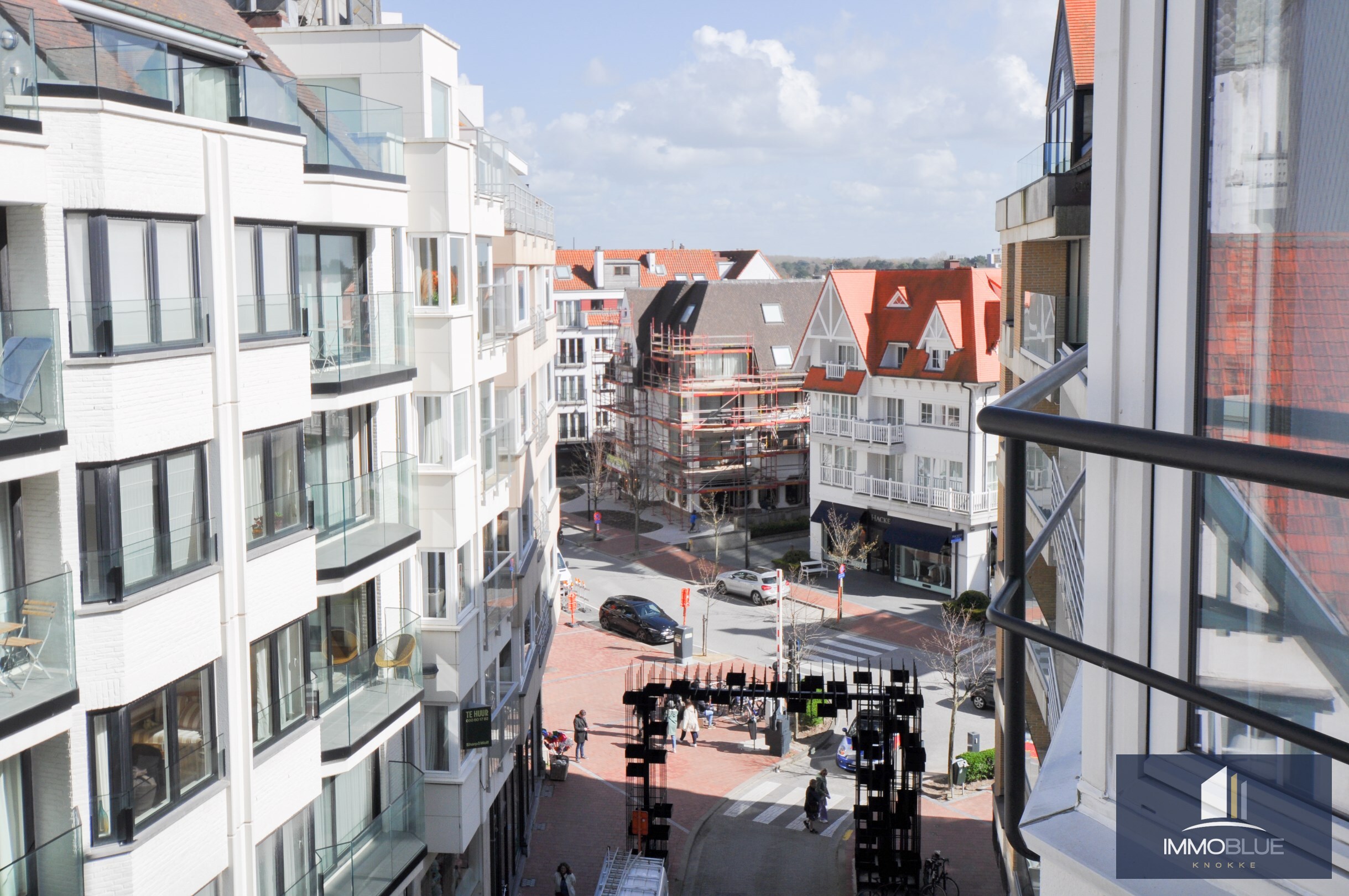 Hoogwaardig volledig gerenoveerd appartement met zijdelings zeezicht en zicht op de Kustlaan. 
