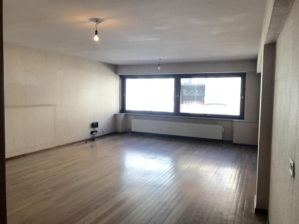 ZEER CENTRAAL GELEGEN RUIM APPARTEMENT MET ZONNETERRAS OP ZUCHT VAN STRAND OOSTENDE 