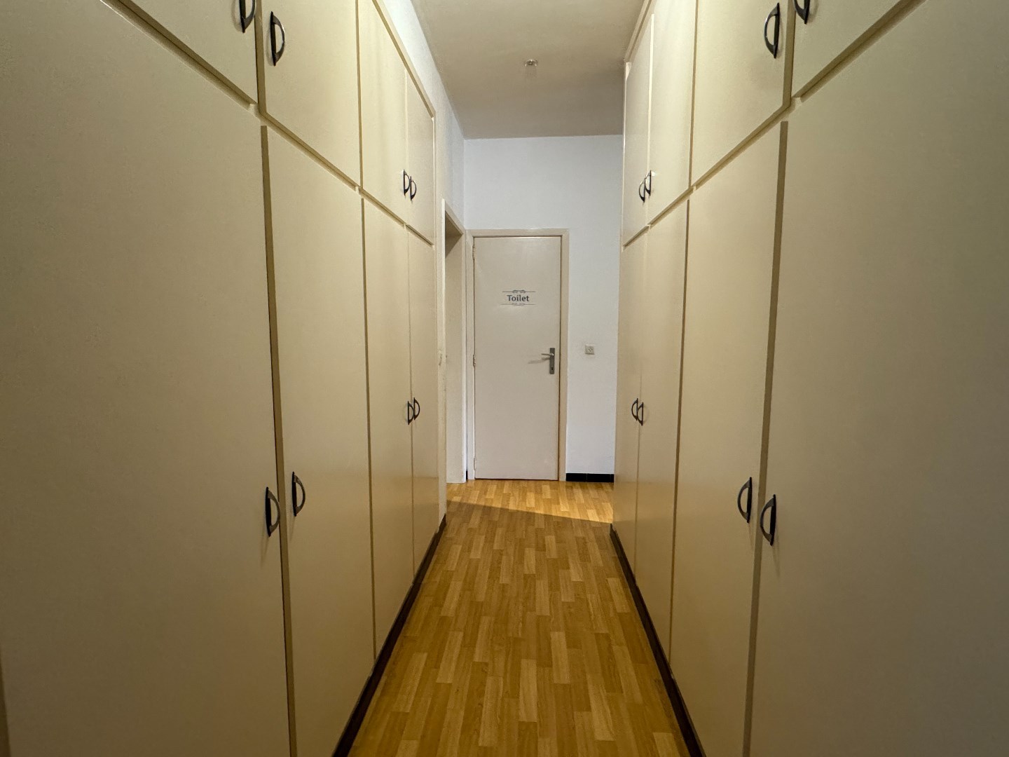 Ruim appartement (150 m²) op de eerste verdieping. 
