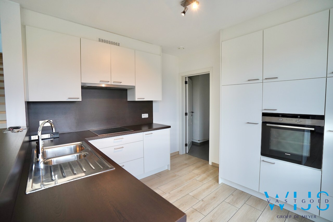 Prachtig appartement MET GARAGE in het rustige landelijke OOSTEEKLO ! 