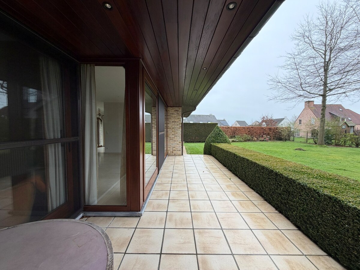Ruime en rustig gelegen villa te Dikkelvenne. 