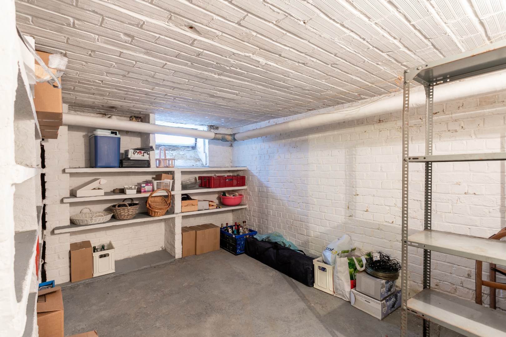 Ruime woning met naastgelegen bouwgrond en loods 
