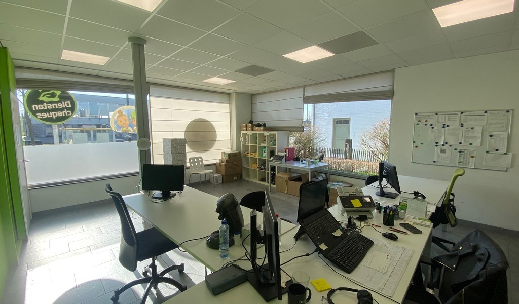 Commercieel gelegen handelspand te huur in Sint-Martens-Latem