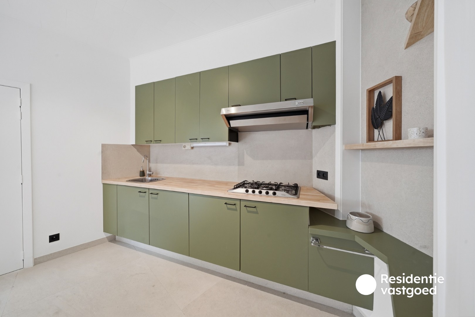 Gelijkvloers en gerenoveerd appartement met garage in Oostende 