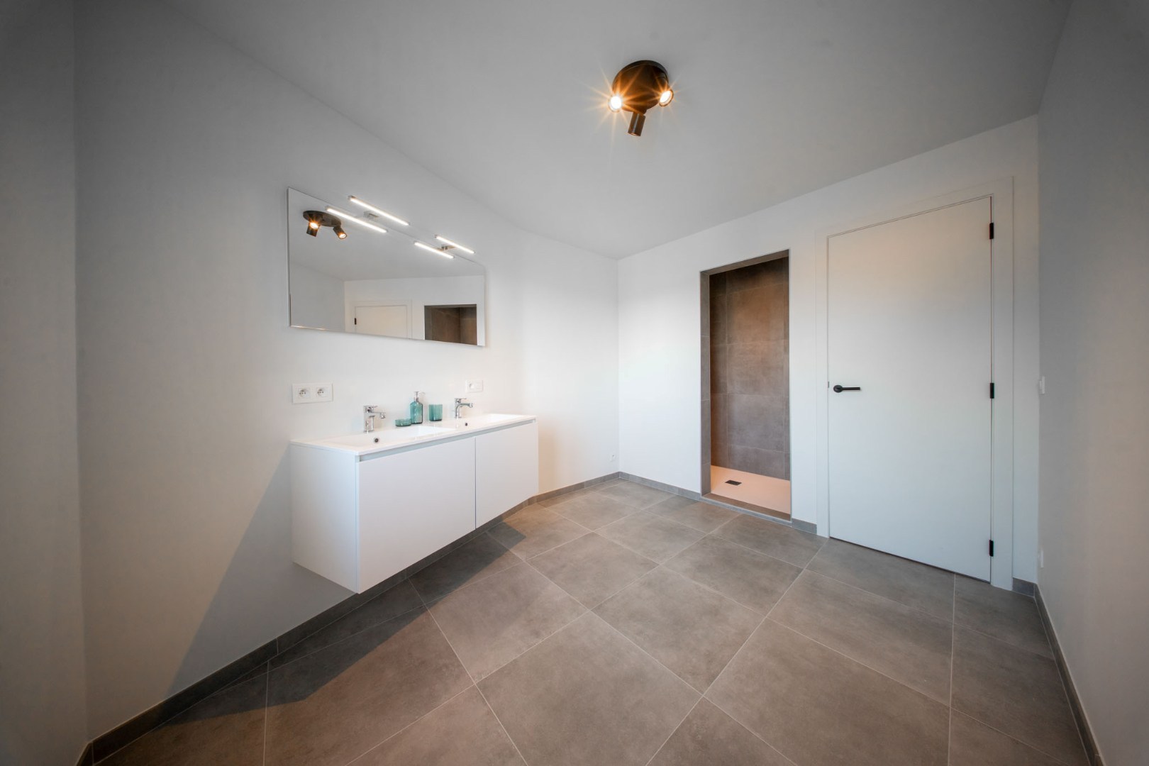 Stijlvolle en ruime nieuwbouwwoning met garage en tuin op 555 m² 