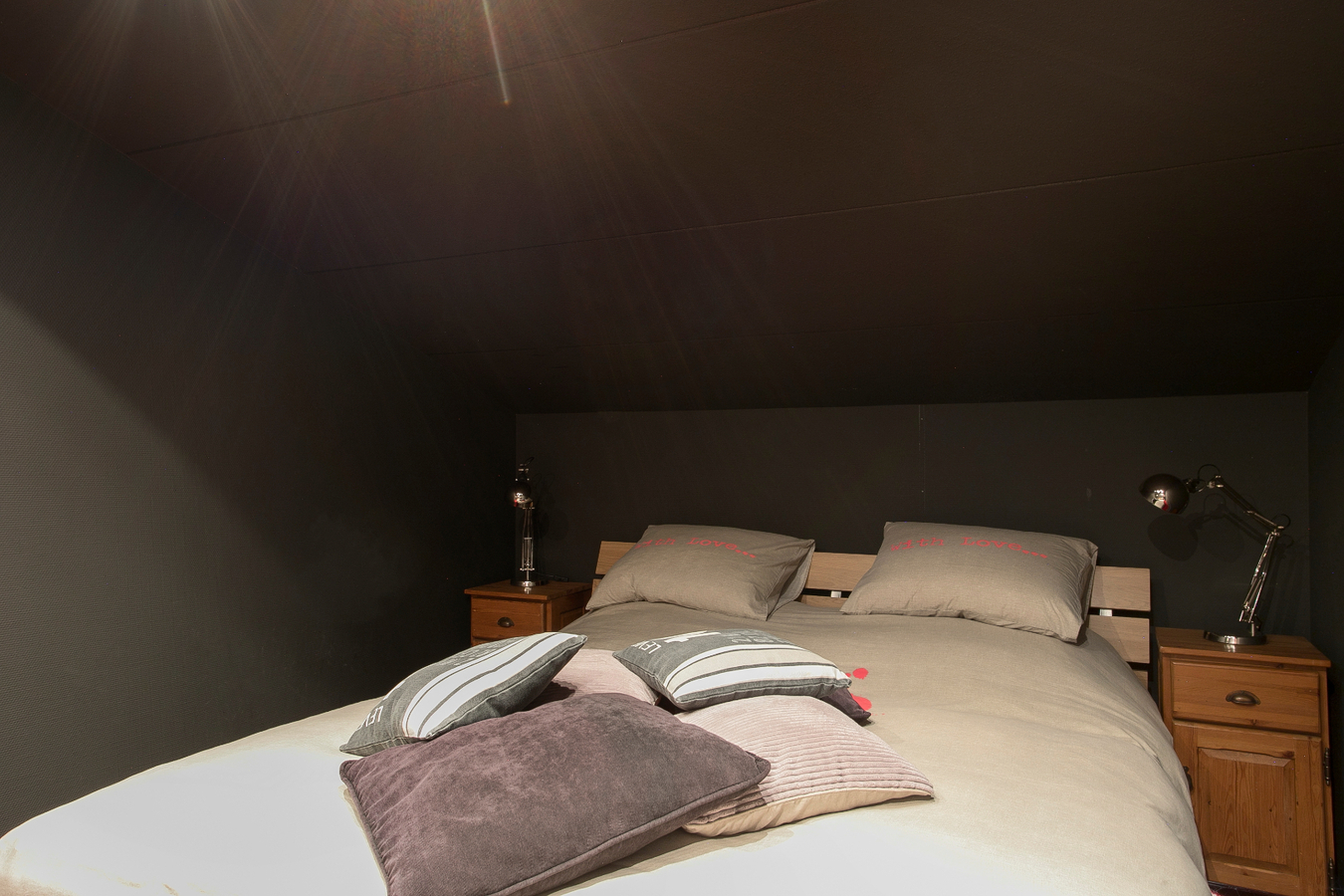 Deze moderne en royale vrijstaande woning staat op een rustige woonlocatie op een mooi hoekperceel. 