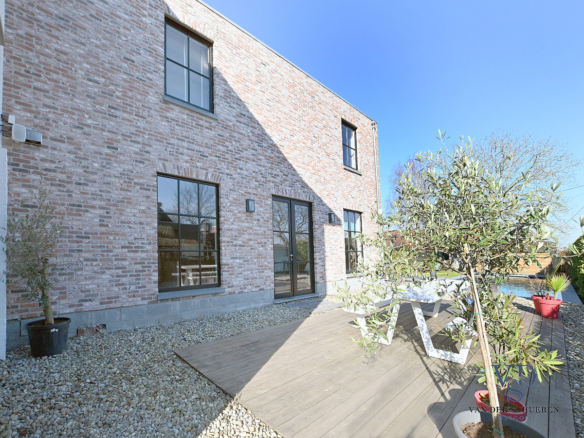 Prachtig gerenoveerde Herenwoning met zwembad te Gavere. 