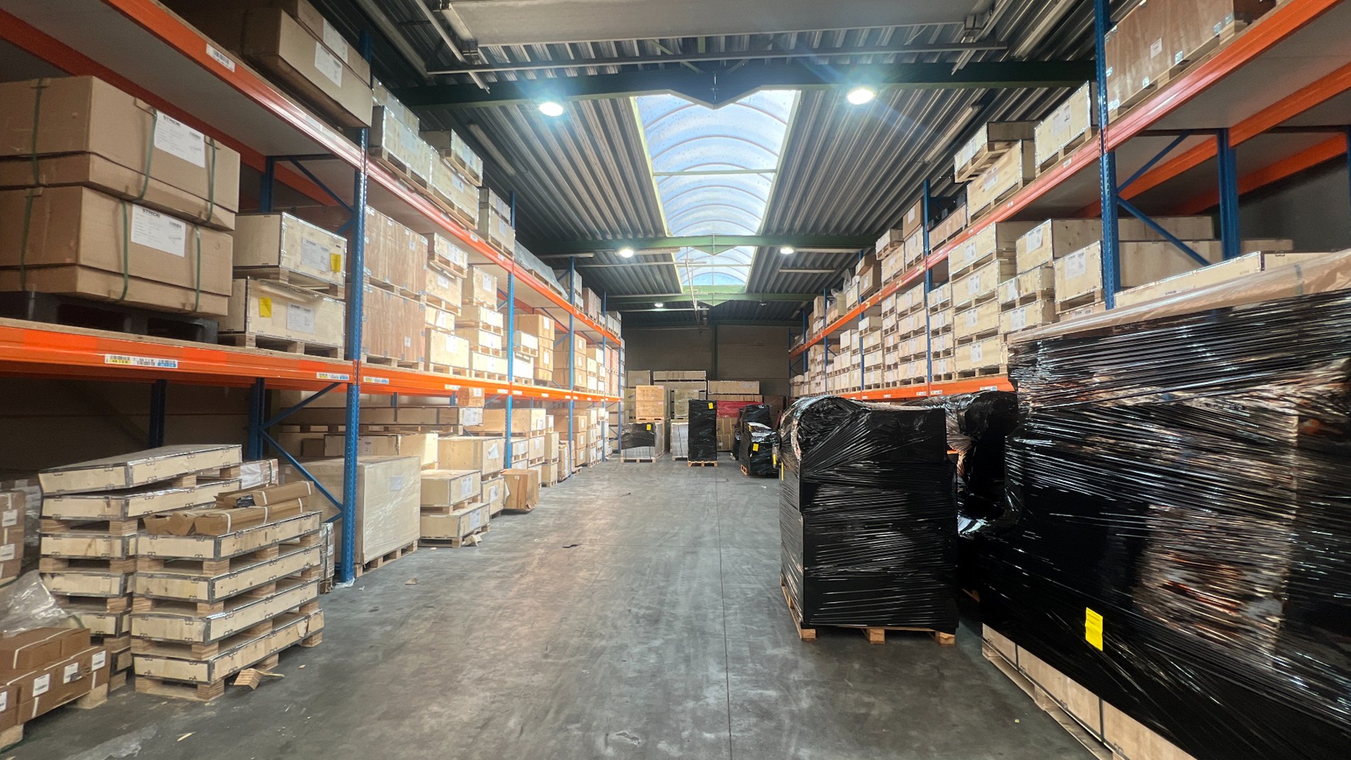 Bedrijfspand met buitenopslag te huur in het industriepark van Zwijnaarde